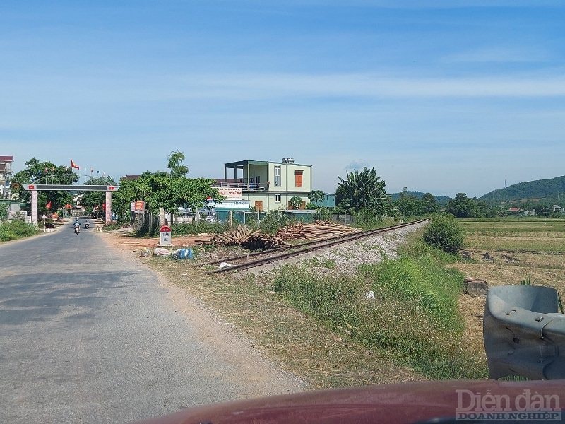 Năm 1966, để phục vụ phát triển kinh tế - xã hội ở khu vực miền Tây Nghệ An, tuyến đường sắt nối từ Ga Cầu Giát, huyện Quỳnh Lưu lên huyện lỵ Nghĩa Đàn đã được mở để vận chuyển, thông thương hàng hóa