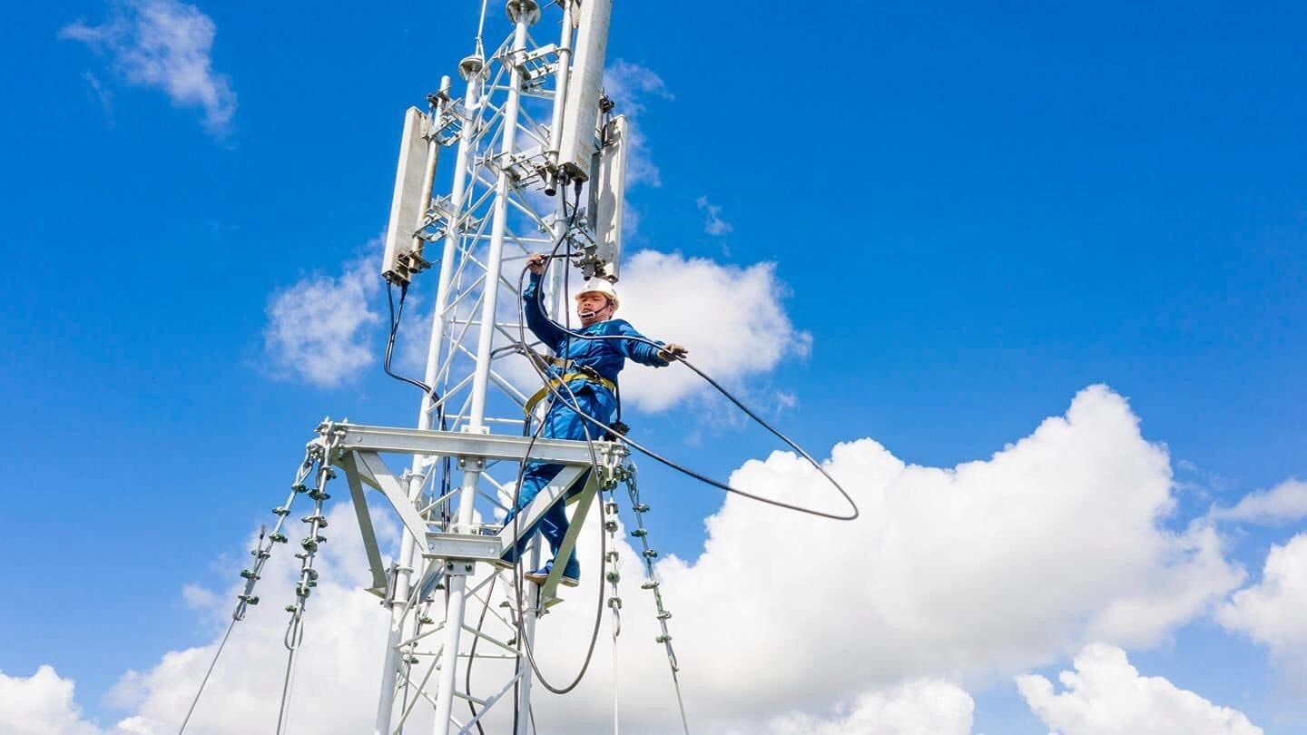 Bộ trưởng Bộ TT&TT Lê Doãn Hợp và Chủ tịch Hội đồng thành viên VNPT Phạm Long Trận nhấn nút khai trương mạng VinaPhone 3G