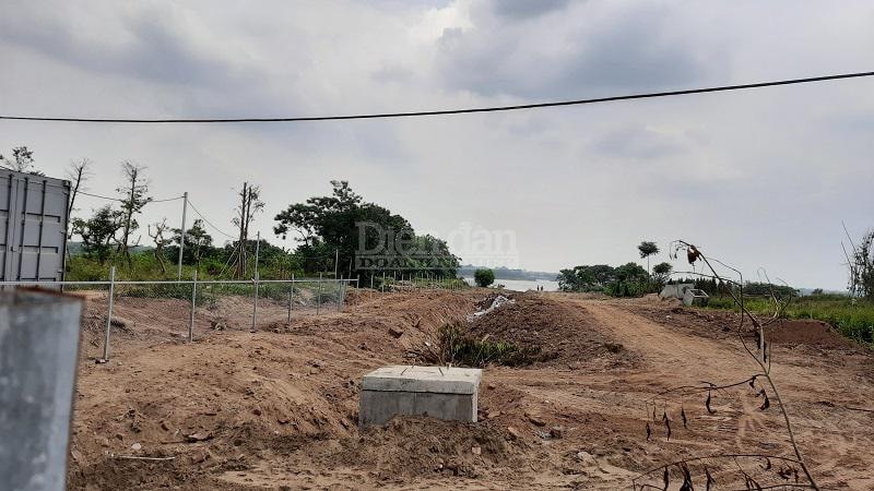 Bất chấp các chỉ đạo, đôn đốc của TP. Hà Nội vi phạm chiếm dụng đất ven sông, vi phạm hành lang thoát lũ tại phường Nhật Tân vẫn nghiễm nhiên diễn ra - Ảnh: Gia Nguyễn