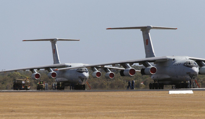 Máy bay Xian Y-20 (trên) và Ilyushin il-76 của Trung Quốc. Ảnh: CCTV, Reuters