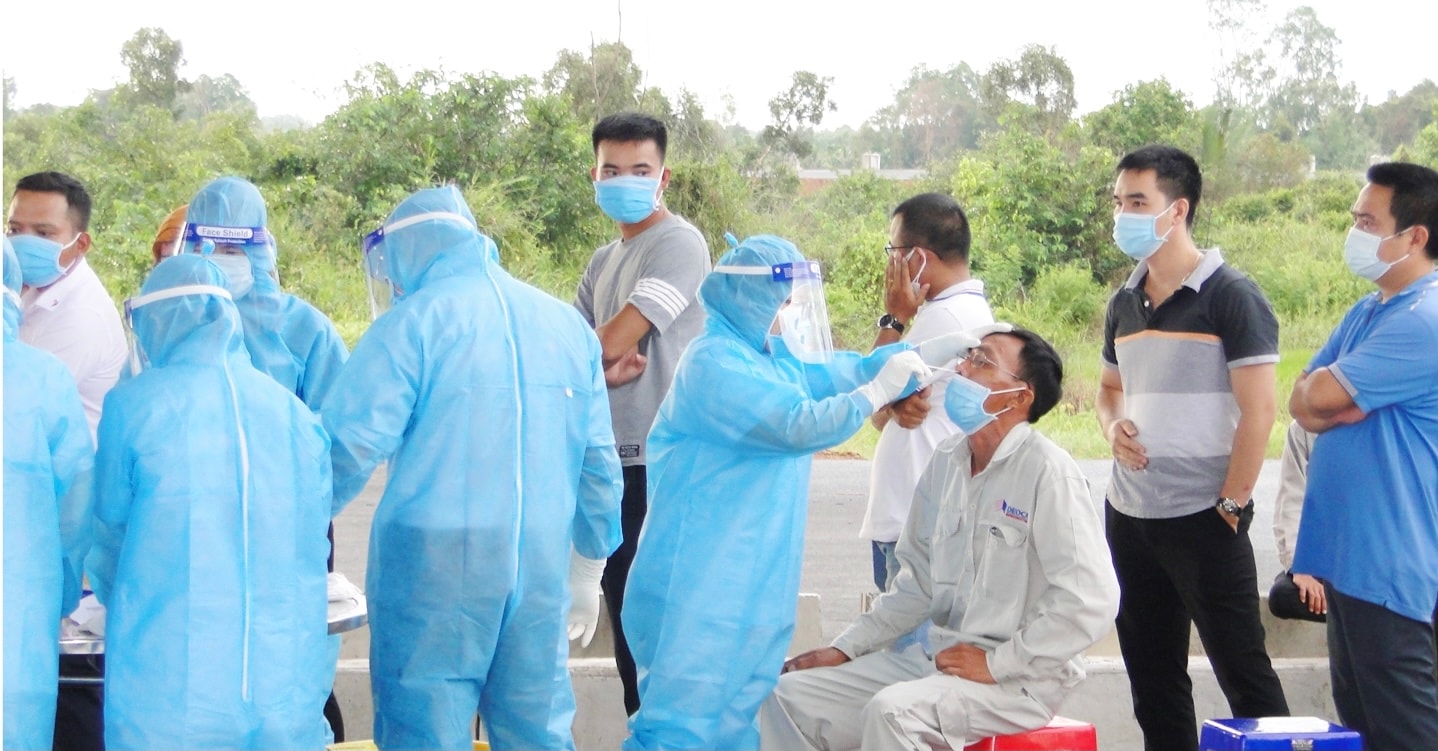 Trung tâm Kiểm soát bệnh tật Tiền Giang lấy mẫu xét nghiệm Covid-19 cho toàn bộ công nhân công trình đường cao tốc Trung Lương - Mỹ Thuận