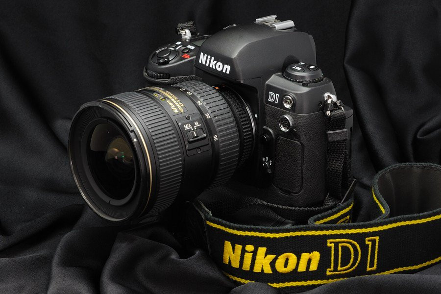 Chiếc Nikon D1 là dòng máy ảnh DSLR đầu tiên được sản xuất năm 1999.