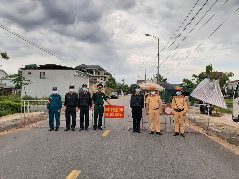 Lực lượng chức năng chốt chặn phong tỏa do có ca dương tính với Covid-19