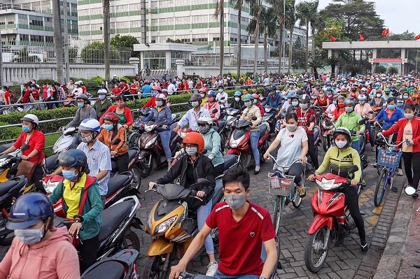 Hàng nghìn công nhân Công ty TNHH PouYuen Việt Nam giờ tan ca.