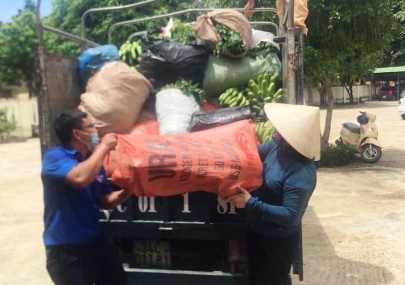 Toàn bộ được chất lên xe chuyển đến các chốt kiểm soát tại cửa ngõ vào thành phố