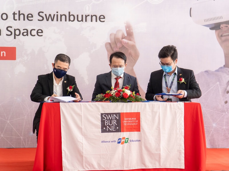 Lễ ký kết về việc thành lập Swinburne Innovation Space giữa ba bên Swinburne, FPT Software và FPT Telecom.