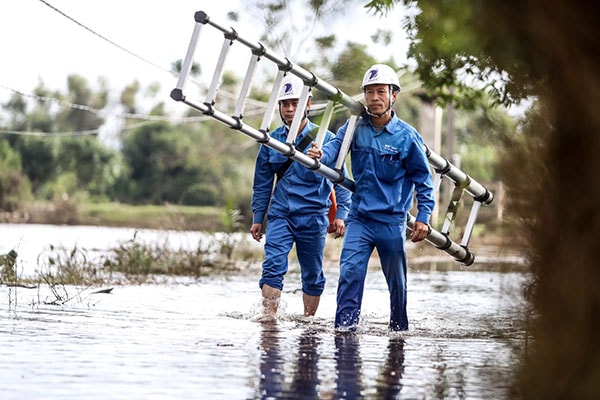 Nhanh chóng xử lý khắc phục hậu quả sau lũ kết nối thông tin liên lạc cho khách hàng