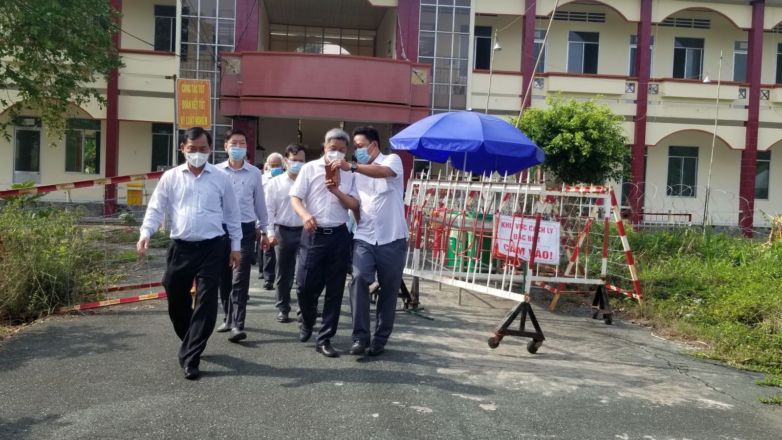 Ông Nguyễn Văn Vĩnh - Chủ tịch UBND tỉnh Tiền Giang dẫn đầu Đoàn kiểm tra tại Bệnh viện dã chiến Tiền Giang