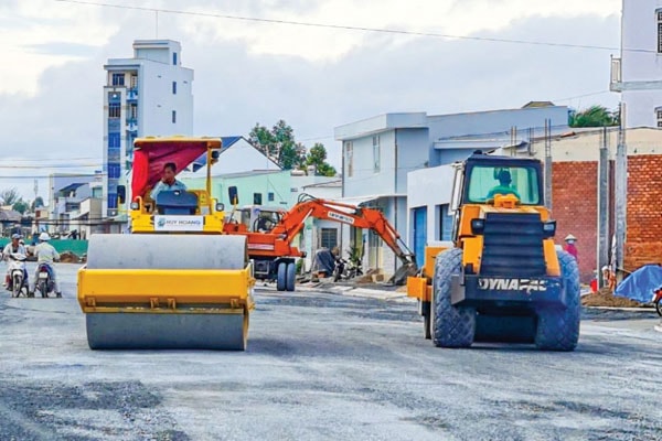 Thi công đường Trần Hoàng Na (TP Cần Thơ), một trong những công trình được đầu tư từ nguồn vốn ODA. Ảnh: ANH KHOA