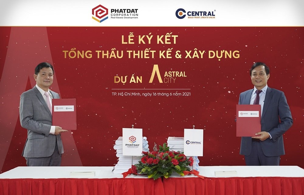 Ông Lê Quang Phúc (bên trái) và ông Trần Quang Tuấn đại diện Ban lãnh đạo 2 công ty thực hiện nghi thứcp/ký kết hợp tác.