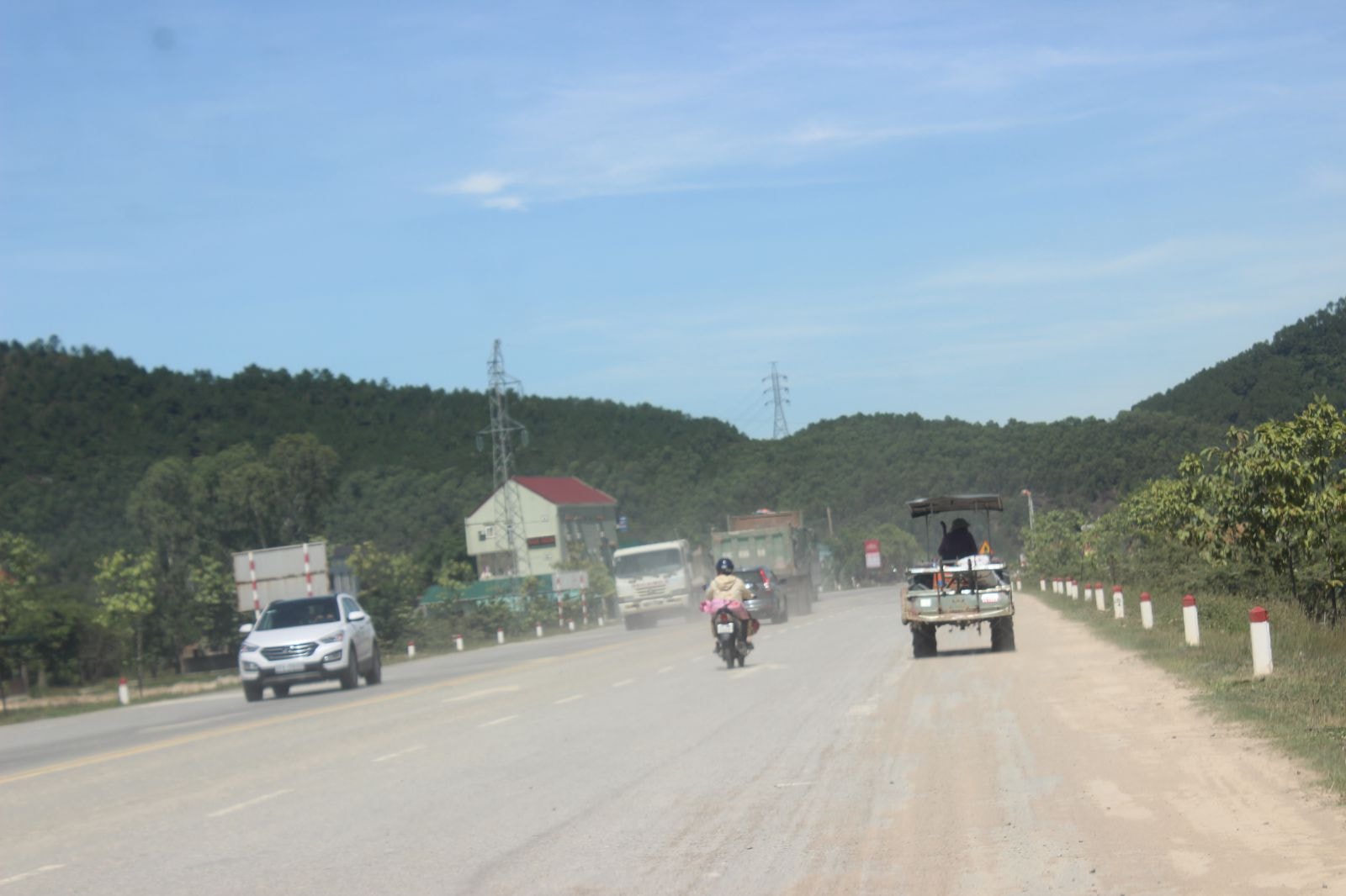 Thông qua nhiều nguồn vốn vay nước ngoài, hạ tầng giao thông của nhiều địa phương trên địa bàn Nghệ An cũng đã được kiến thiết, mở rộng...