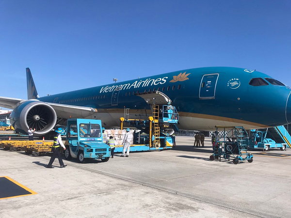 Vietnam Airlines bố trí đội ngũ dày dặn kinh nghiệm xử lý hàng hóa y tế để tiếp nhận lô hàng này ở sân bay