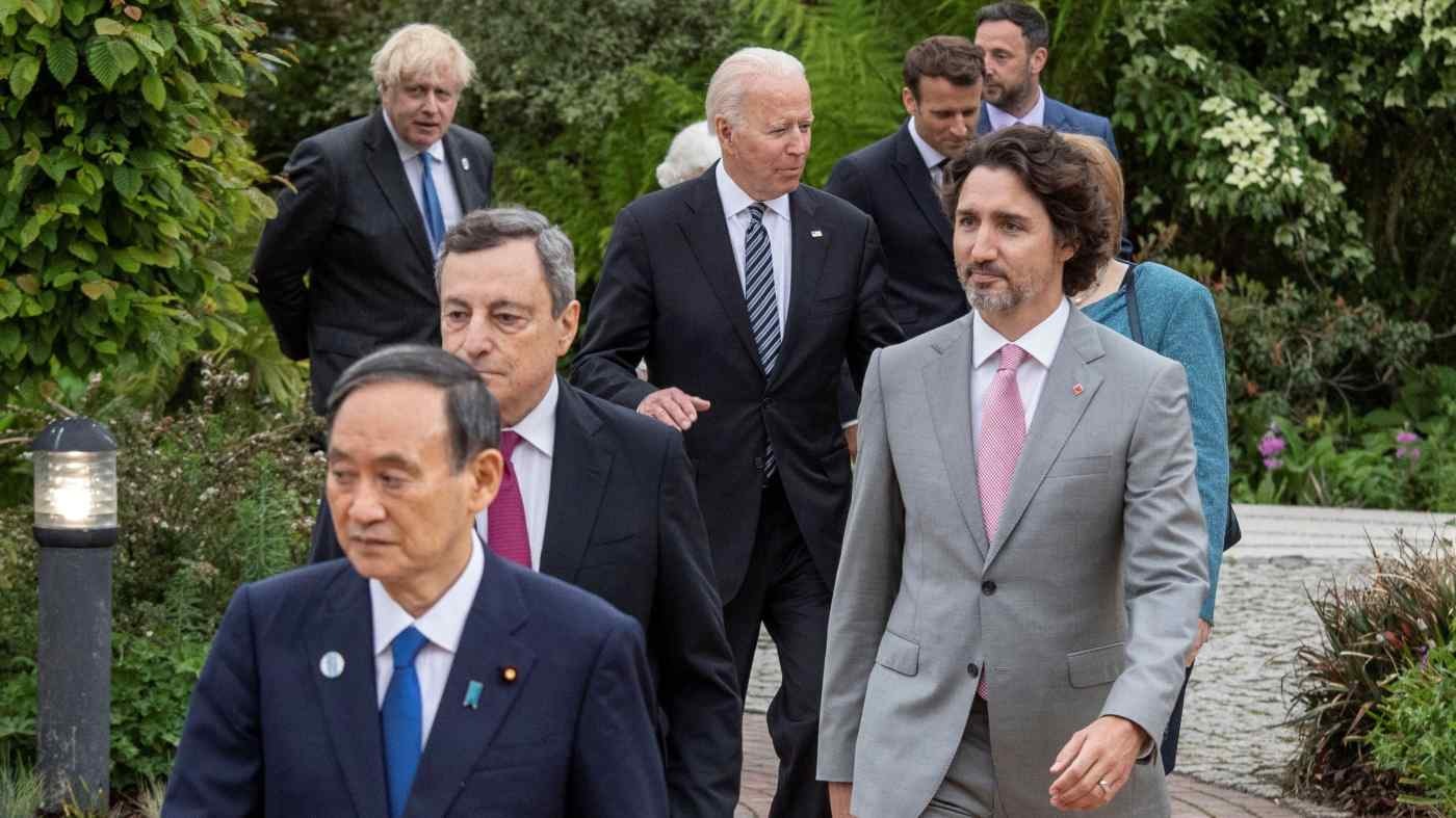 Thủ tướng Nhật Bản Yoshihide Suga, Thủ tướng Ý Mario Draghi, Thủ tướng Canada Justin Trudeau, Tổng thống Mỹ Joe Biden, Thủ tướng Đức Angela Merkel, Tổng thống Pháp Emmanuel Macron, Thủ tướng Anh Boris Johnson và Nữ hoàng Elizabeth của Anh tham dự tiệc chiêu đãi đồ uống bên lề hội nghị thượng đỉnh G7 tại Dự án Eden ở Cornwall, Anh, vào ngày 11 tháng 6