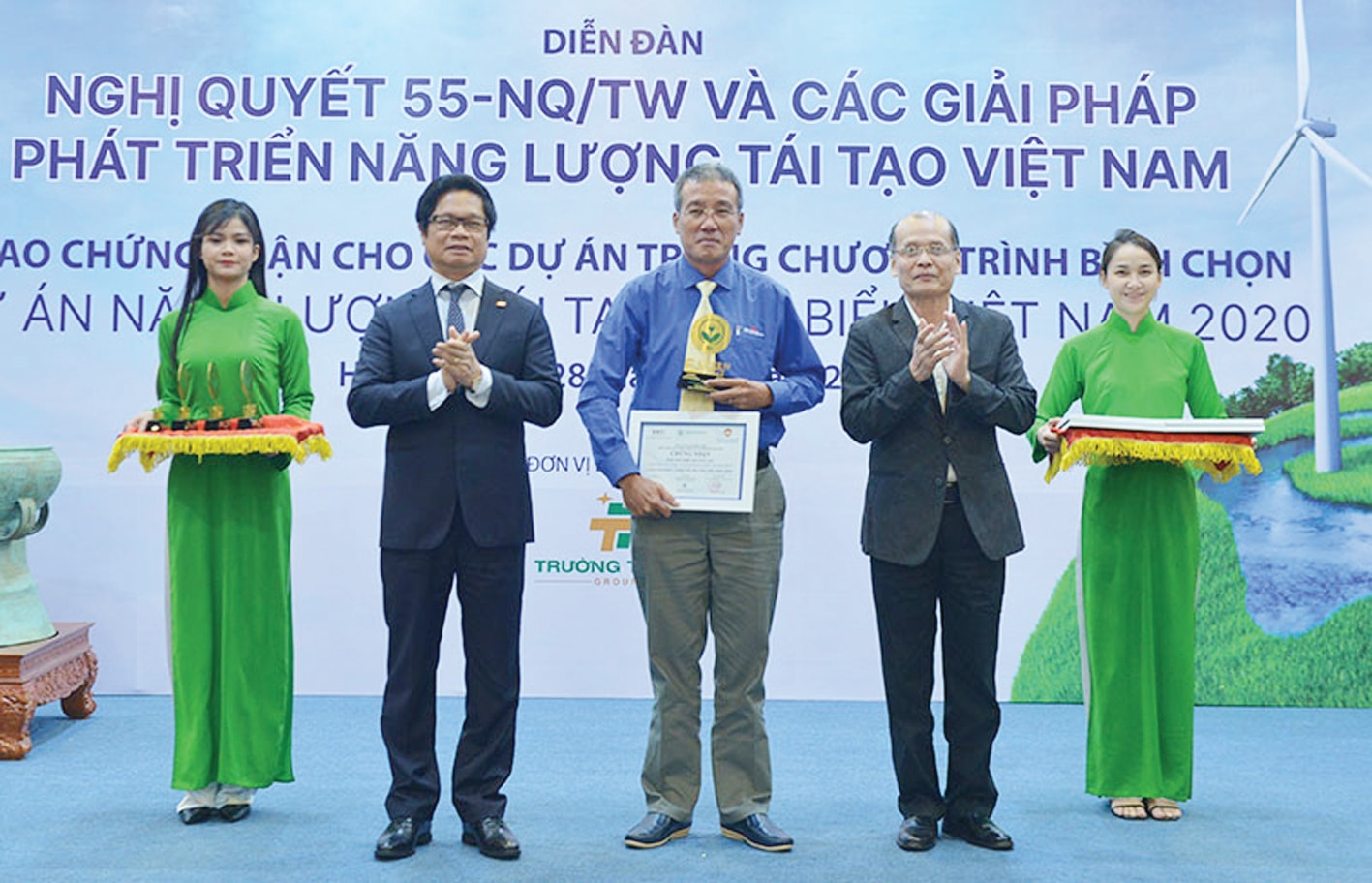  TS Vũ Tiến Lộc - TS Vũ Tiến Lộc, Chủ tịch Phòng Thương mại và Công nghiệp Việt Nam (VCCI) và Nhà báo Phạm Ngọc Tuấn - Tổng Biên tập Tạp chí Diễn đàn Doanh nghiệp trao kỷ niệm chương và giấy chứng nhận cho các dự án