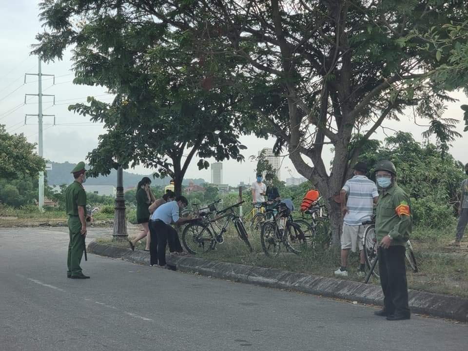 Để nâng cao hiệu quả phòng, chống dịch COVID -19 và thực hiện nghiêm Chỉ thị 16 của Thủ tướng Chính phủ, cơ quan chức năng cũng đã xử phạt nhiều trường hợp ra ngoài khi không cần thiết, tụ tập nơi công cộng ở Tp Vinh 