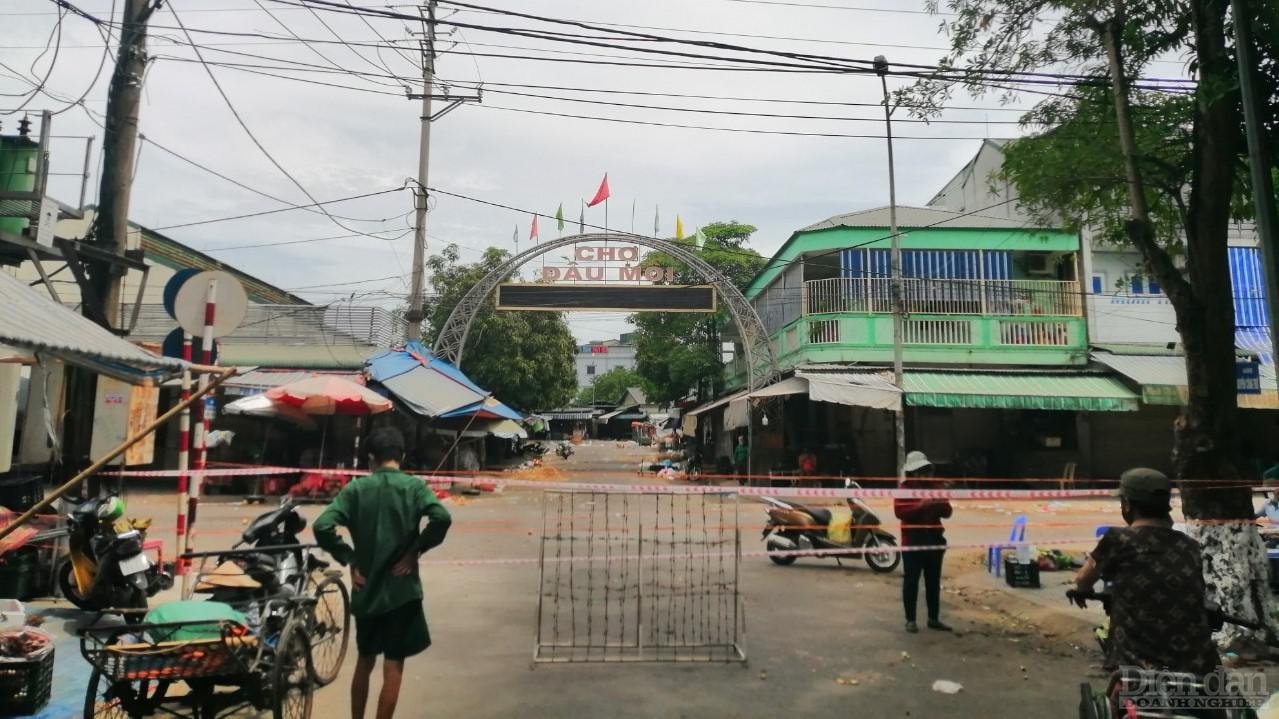 Cổng vào khu vực phía Tây chợ Vinh, tiếp giáp với khuôn viên chợ đầu mối cũng đã bị phong tỏa 