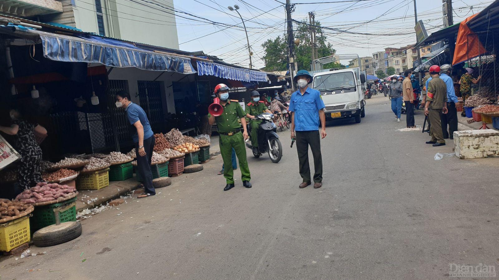 “Nội bất xuất, ngoại bất nhập” - yêu cầu bắt buộc trong quá trình tạm thời phong tỏa chợ đầu mối và khu vực liên quan sau khi phát hiện ca dương tính với SARS-CoV-2 là tiểu thương có tiểu sử dịch tễ kinh doanh, buôn bán ở đây 