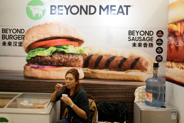 Công ty Mỹ Beyond Meat quảng cáo và bán hàng cho giới trẻ Trung Quốc tại nước này.