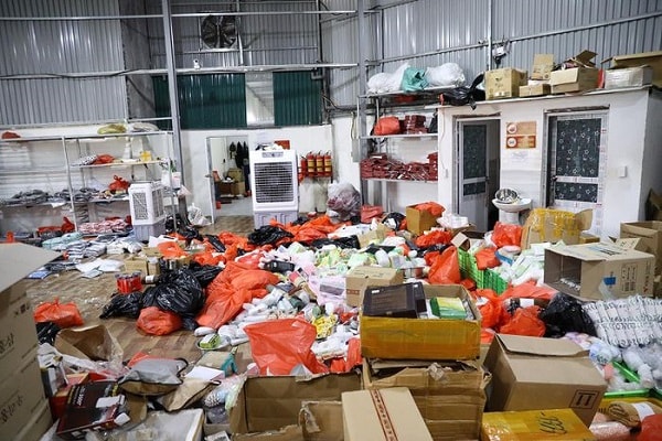 rượu, thuốc lá, mỹ phẩm... lậu và giả trên thị trường hiện nay người thường đeo kính đen cũng va phải hàng lậu, hàng giả. 