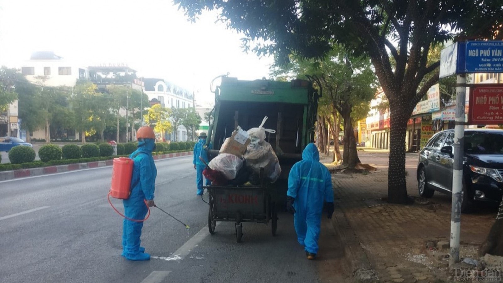 Vẫn như hàng ngày, hàng trăm công nhân đi khắp các ngõ hẻm để thu gom rác ở các điểm cách ly, phong tỏa trên địa bàn thành phố. Dù làm công việc nguy hiểm, vất vả và có thể lây lan dịch bệnh COVID -19 bất kỳ lúc nào nhưng công nhân môi trường làm việc trên địa bàn Tp Vinh đến nay vẫn chưa được tiêm ngừa Vaccine COVID -19 để yên tâm làm nhiệm vụ.