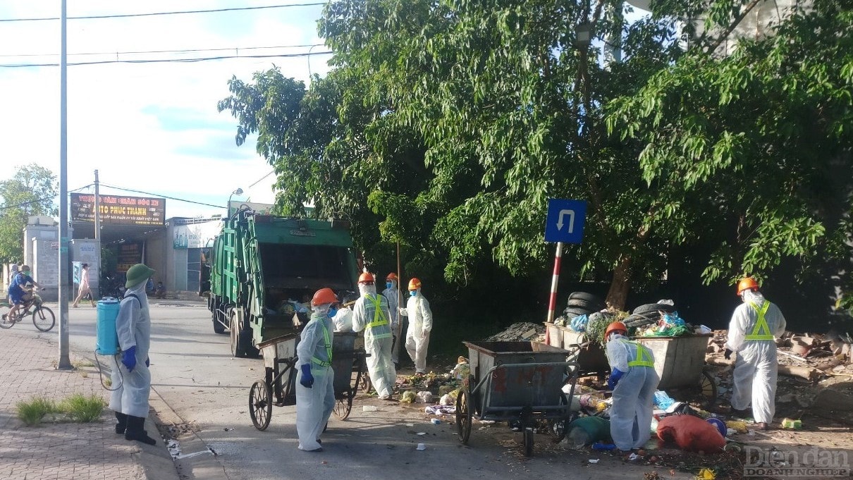 Chỉ khác là đối với các khu cách ly, khu vực phong tỏa Công ty CP Môi trường và Công trình đô thị Nghệ An sẽ phải bố trí xe chuyên dụng riêng để vận chuyển rác. Tiếp theo là tiến hành phun tiêu độc, khử khuẩn rồi mới vận chuyển rác ra Khu liên hợp xử lý chất thải rắn Nghi Yên (Nghi Lộc) để tiếp tục khử khuẩn bằng vôi trước khi xử lý tại một ô chôn lấp riêng biệt.