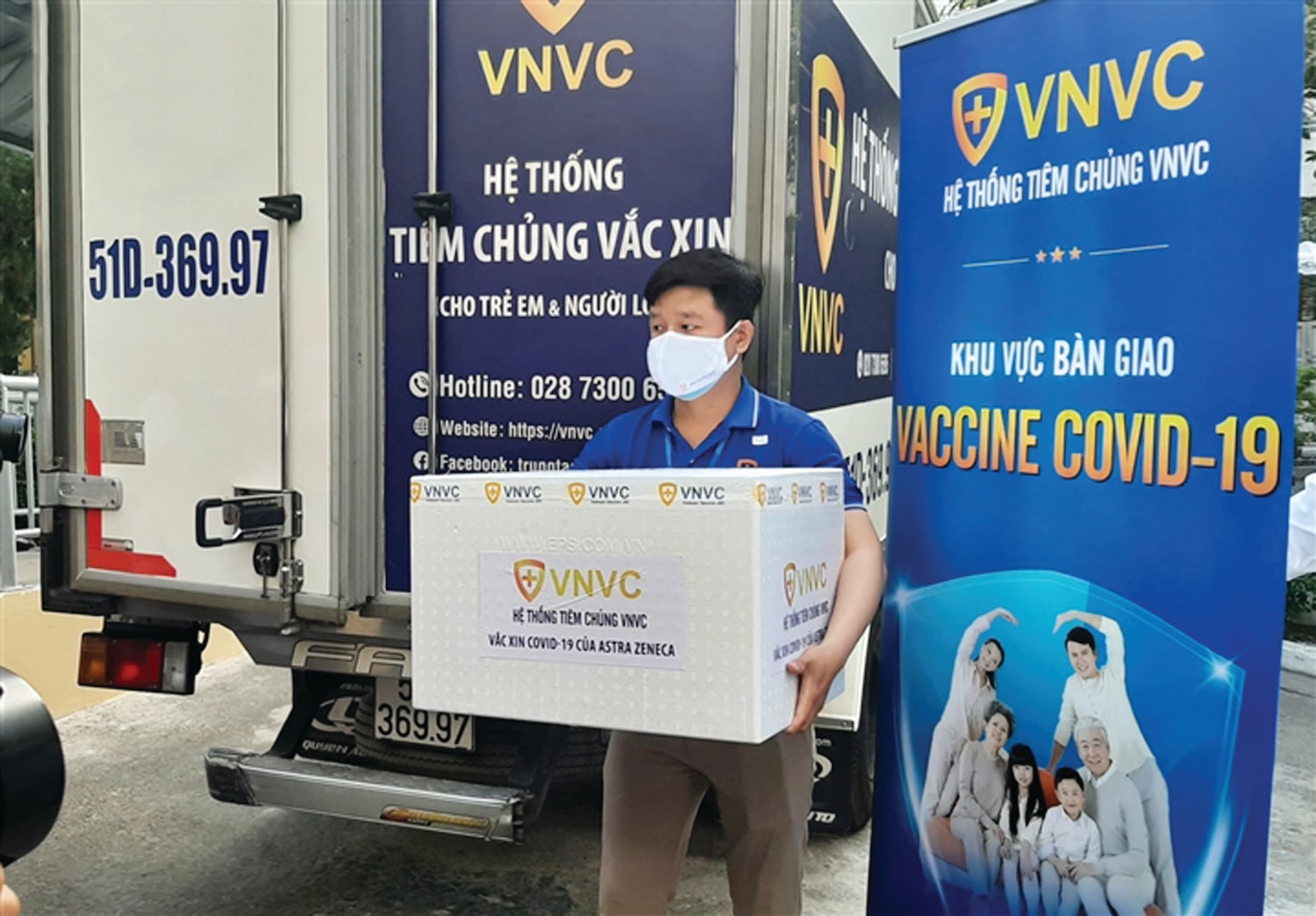  Bộ Y tế đã làm việc với Hệ thống tiêm chủng VNVC để mua lại và phân bổ lô vắc xin AstraZeneca 288.000 liều cho các tỉnh đang có dịch COVID-19 sau hơn 20 ngày nhập khẩu về Việt Nam. Ảnh: M.Thúy