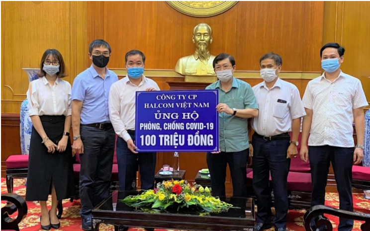 Chủ tịch HĐQT Công ty CP Halcom Việt Nam Nguyễn Quang Huân (thứ ba từ trái sang)p/trao 100 triệu đồng ủng hộ Quỹ phòng, chống Covid-19 tới UBTƯ MTTQ Việt Nam