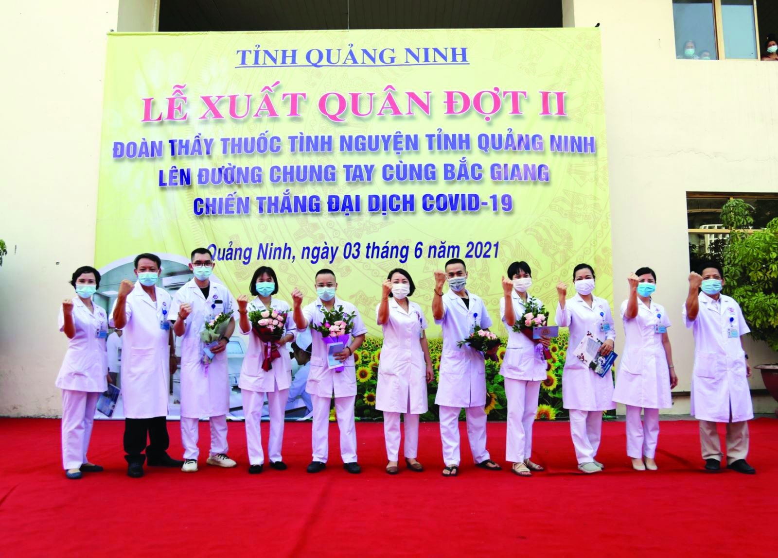 p/Ban lãnh đạo động viên đoàn thầy thuốc tình nguyện Bệnh viện Đa khoa tỉnh lên đường chung tay chống dịch cùng Bắc Giang