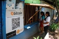 Dân El Salvador né “Bãi biển Bitcoin”