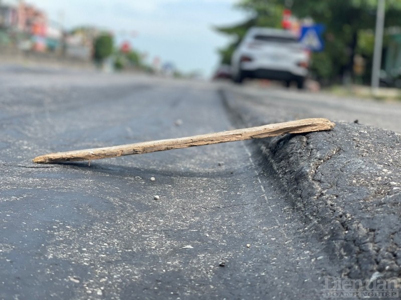 Trong đó, có những điểm lún sâu so với mặt đường từ 3cm-5cm, chỗ sâu nhất từ 10cm -15cm