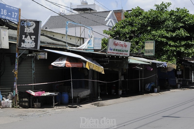 Chợ tự phát trên đường Thới Hòa, xã Vĩnh Lộc A, huyện Bình Chánh được chính quyền địa phương căng dây dừng buôn bán.