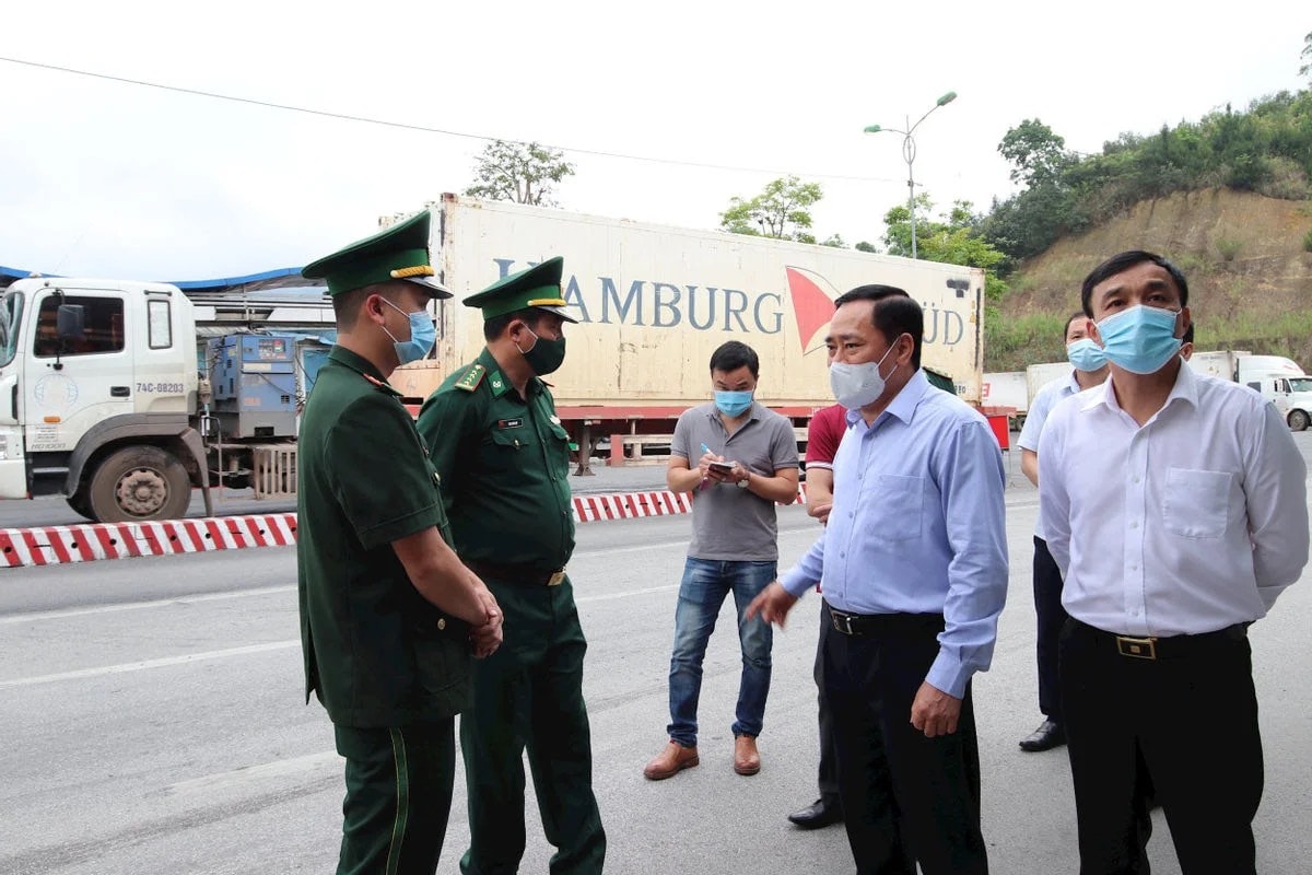 Phó Bí thư Tỉnh ủy, Chủ tịch UBND tỉnh Lạng Sơn Hồ Tiến Thiệu đi kiểm tra công tác phòng dịch tại các cửa khẩu.