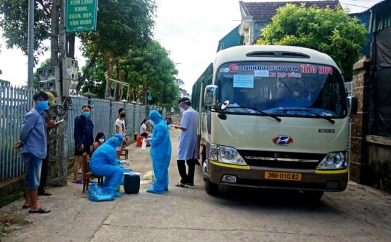 Để có cơ sở thu hẹp vùng phong tỏa, ngành y tế đã thực hiện xét nghiệm diện rộng cho trên 2.200 người. 