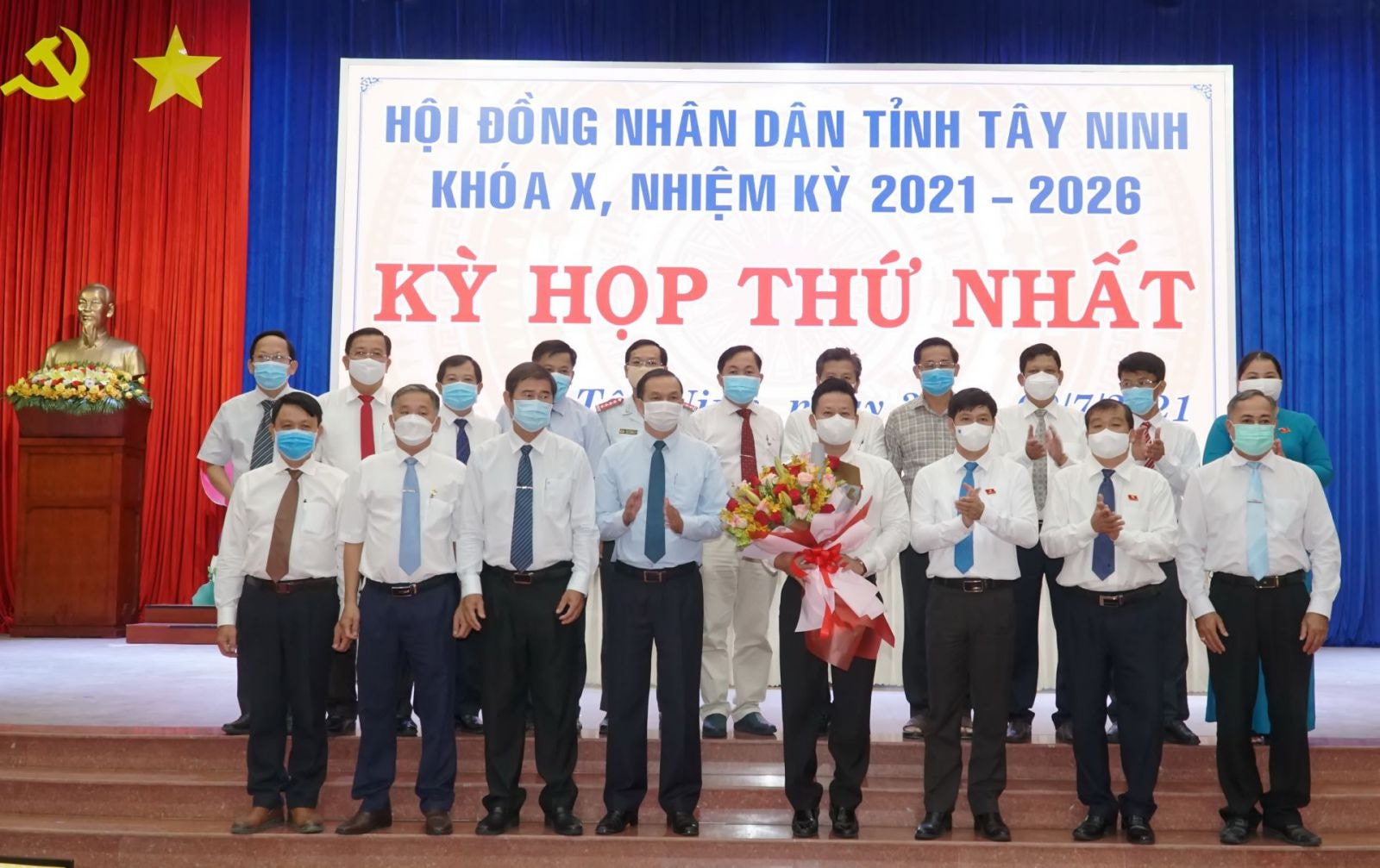 Chủ tịch, Phó Chủ tịch, các Uỷ viên UBND tỉnh nhiệm kỳ 2021-2026 ra mắt đại biểu. 