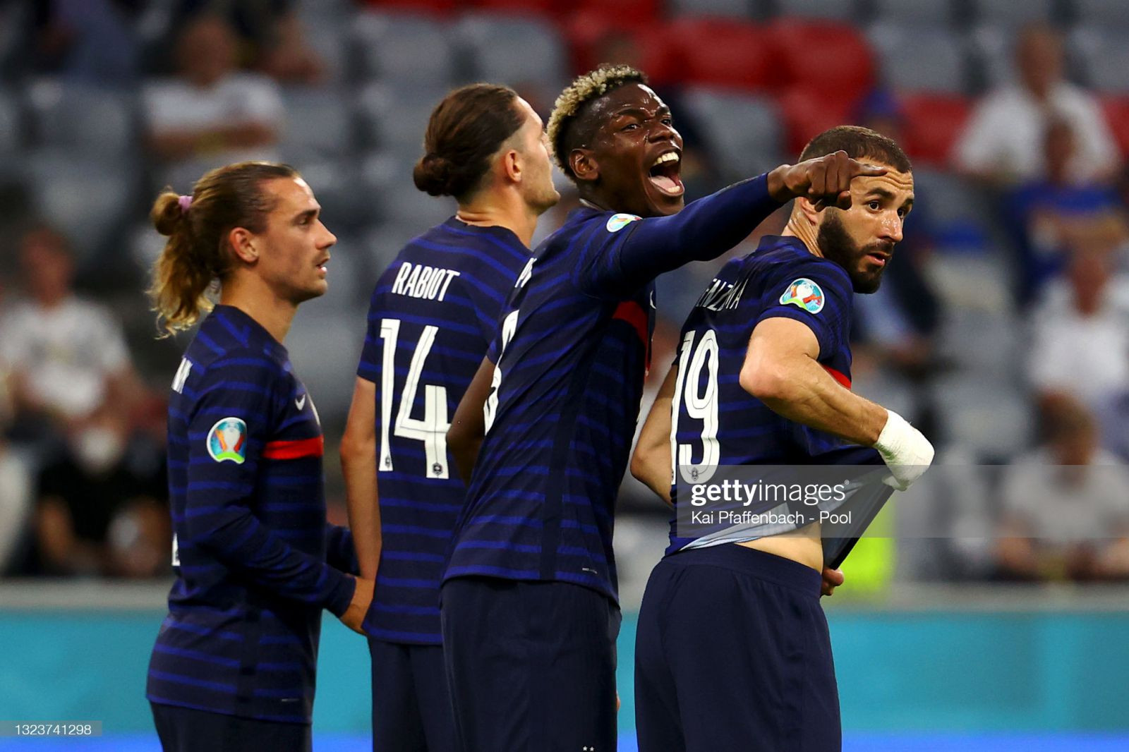 Màn ăn mừng của Paul Pogba (chỉ tay) gây khó chịu cho người xem