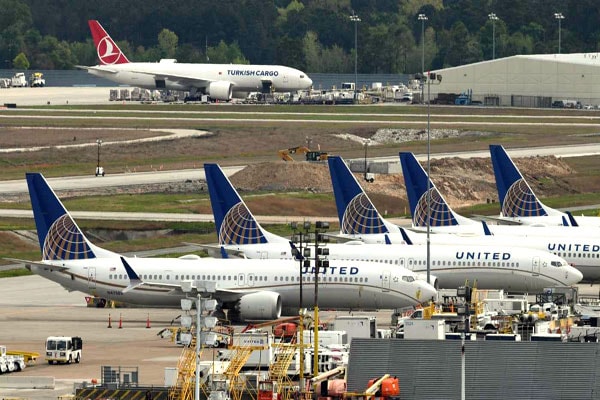 Ảnh: Các máy bay của United Airlines ở sân bay George Bush, Houston, bang Texas, Mỹ. Ảnh: Reuters 