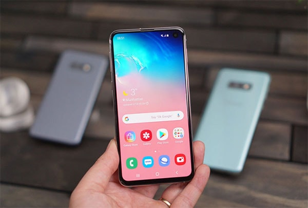 Galaxy S10e được nhiều người yêu thích vì sự nhỏ gọn, mỏng nhẹ.