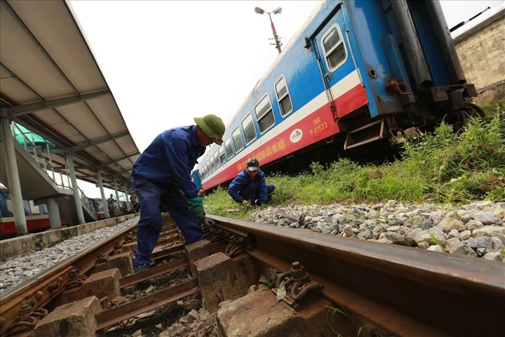 Do ảnh hưởng dịch bệnh, các đoàn tàu vắng khách phải dừng hoạt động dẫn đến người lao động không có việc làm.