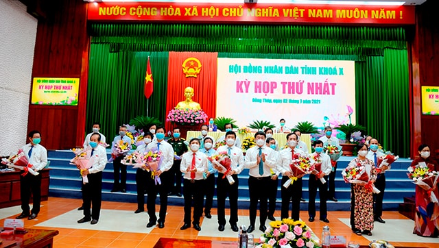 Lãnh đạo Tỉnh ủy tặng hóa chúc mừng các ông, bà vừa trúng cử các chức danh chủ chốt UBND tỉnh