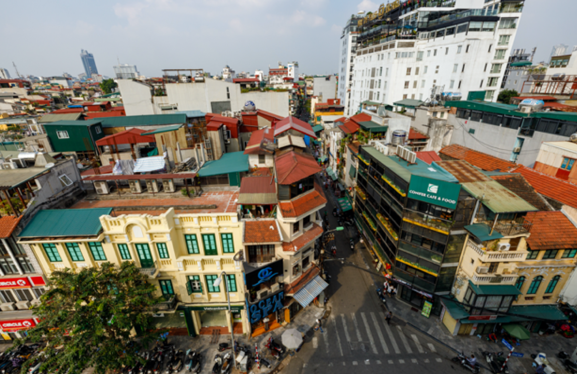 Tại khu phố cổ, bên cạnh không gian bán buôn tấp nập là không gianp/sống vô cùng chật chội.