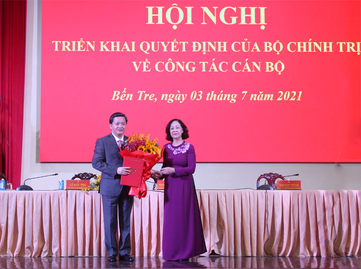 Ủy viên Bộ Chính trị, Bí thư Trung ương Đảng, Trưởng Ban Tổ chức Trung ương Trương Thị Mai trao quyết định và chúc mừng tân Bí thư Tỉnh ủy Bến Tre Lê Đức Thọ.