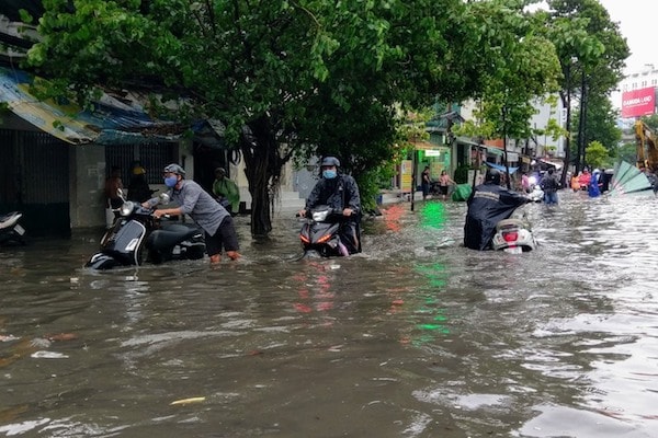 trước đó, Sở Xây dựng TP HCM cũng có văn bản gửi UBND TP về việc xem xét, thông qua kế hoạch thực hiện chương trình chống ngập và xử lý nước thải TP HCM năm 2021. Theo đó, chỉ tiêu trong năm nay sẽ triển khai, hoàn thành 10 dự án giảm điểm ngập do mưa và 10 dự án giảm ngập do triều cường.