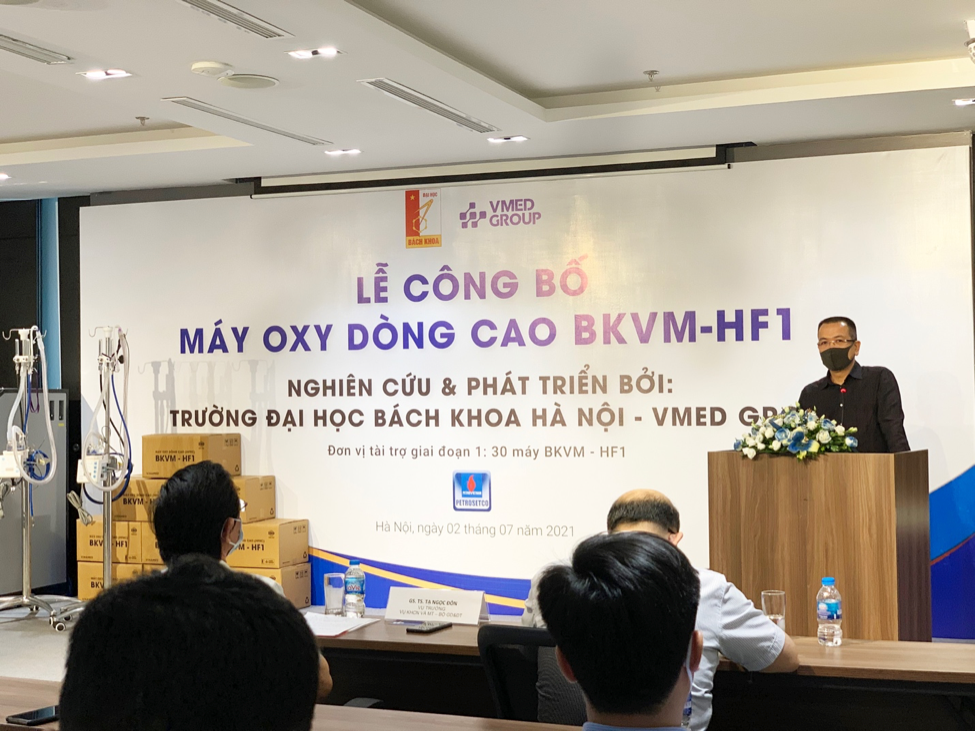 Đại diện Tổng Công ty Cổ phần Dịch vụ Tổng hợp Dầu khí PETROSETCO trao tặng 1,5 tỷ đồng tài trợ cho dự án