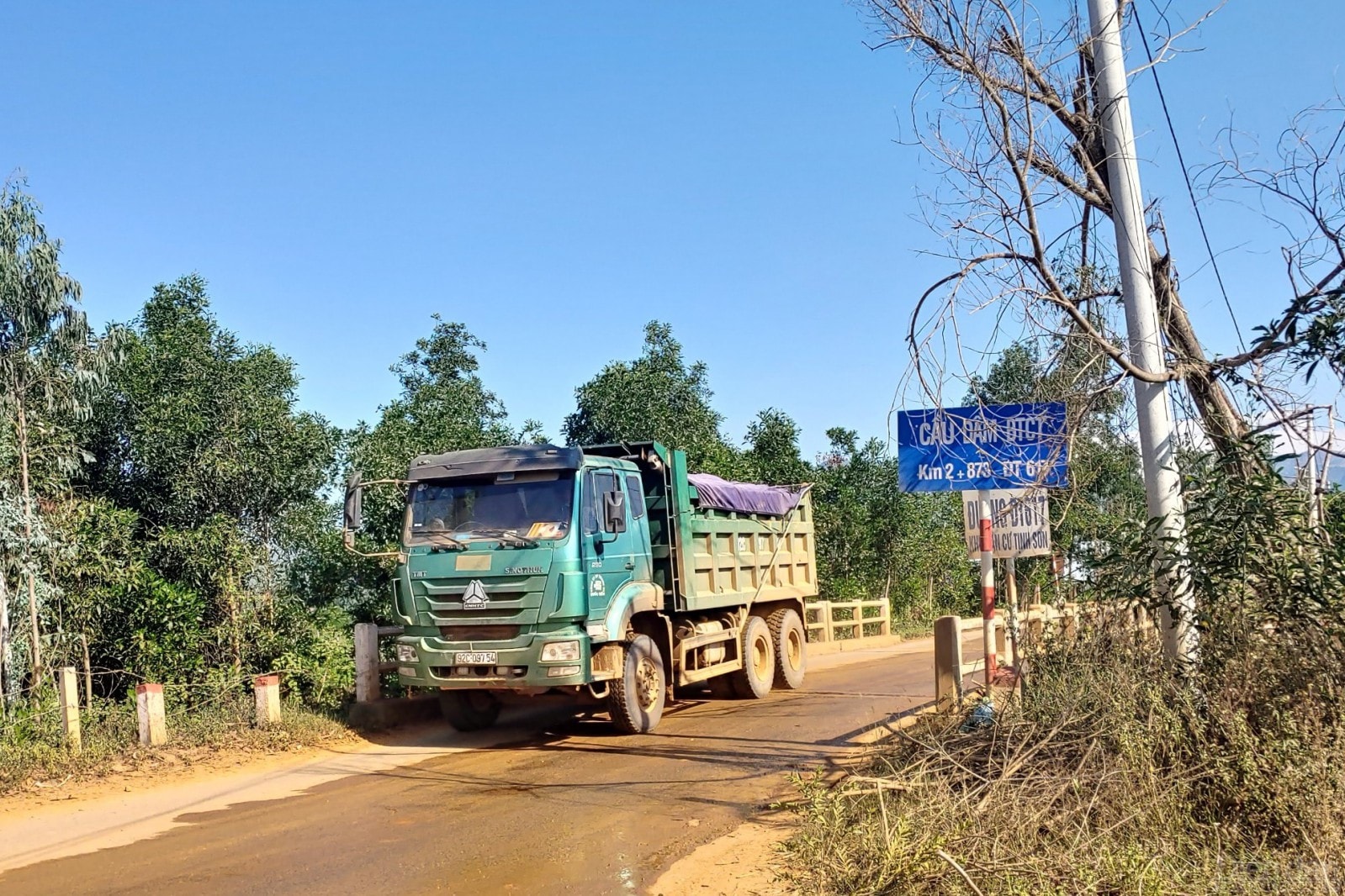 Nhiều xe có dấu hiệu cơi nới, quá khổ, quá tải nhưng không có sự giám sát, xử lý của lực lượng chức năng.