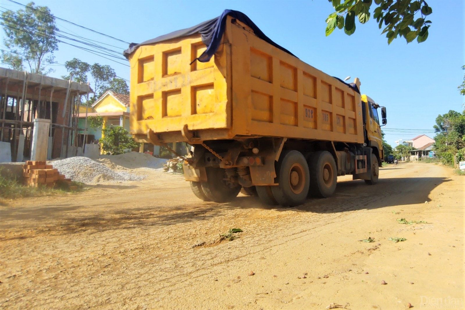 Lưu lượng xe chở đất dày đặc trên tuyến đường ĐT 617 khiến tuyến đường này bị xuống cấp nghiêm trọng, mặc dù vừa được sửa chữa nhưng đã hư trỏng trở lại.