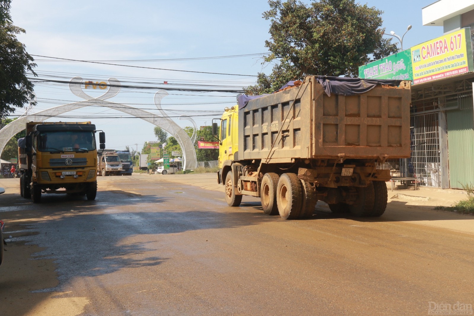 Lượng nước tưới không đủ để ngăn ô nhiễm, nhiều khu vực tạo ra vũng nước bùn đất nhếch nhác.