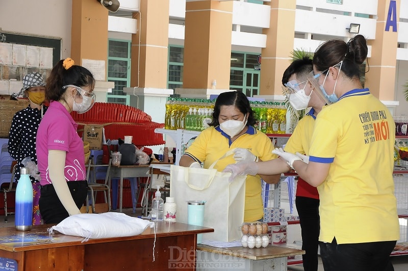 và hỗ trợ kiểm tra hàng, tính tiền cho khách.