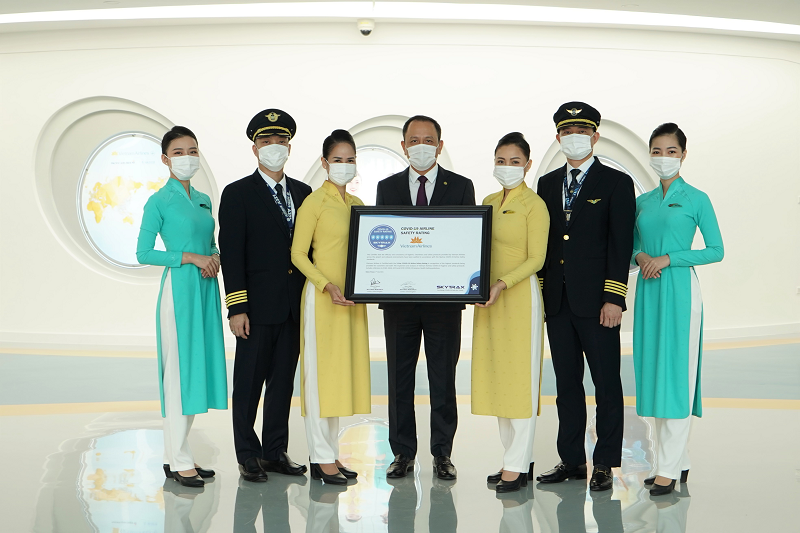 Ông Lê Hồng Hà, Tổng giám đốc Vietnam Airlines nhận chứng chỉ 5 sao cao nhất Skytrax về an toàn phòng chống dịch Covid-19