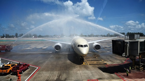 Chuyến máy bay đón du khách nước ngoài đến Phuket, Thái Lan. Ảnh: AFP.