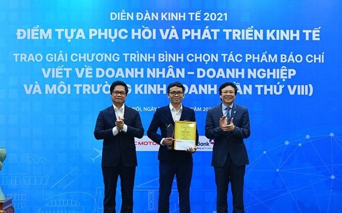 trong 8 năm qua, chương trình bình chọn đã góp một góc nhìn mới mẻ, mang tới cho cộng đồng xã hội một cái nhìn sâu sắc về tầng lớp doanh nhân; là cơ hội để vinh danh những doanh nhân tiêu biểu, những chiến sĩ trên mặt trận kinh tế của đất nước. Ảnh: 